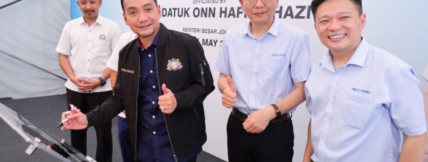 Menteri Besar Johor, Datuk Onn Hafiz Ghazi berkata, syarikat tersebut juga telah menyatakan kesediaan dan komitmen untuk membuat pelaburan tambahan sebanyak RM100 juta pada masa akan datang. | FOTO IHSAN, FB Onn Hafiz Ghazi