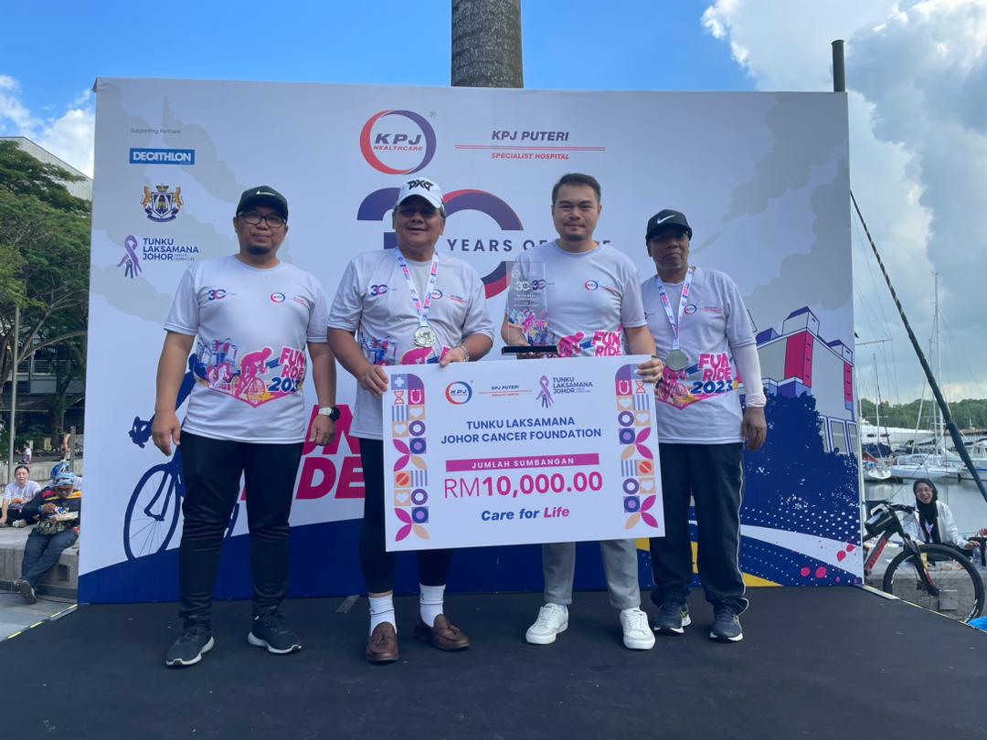 Sumbangan RM10,000 disampaikan oleh Ketua Pegawai Eksekutif KPJ Healthcare Wilayah Selatan, Mohd Azhar Abdullah kepada Ketua Pegawai Eksekutif YKTLJ, Mohd Ikmal Izam Zaini. | FOTO IHSAN, Hospital KPJ PUTERI