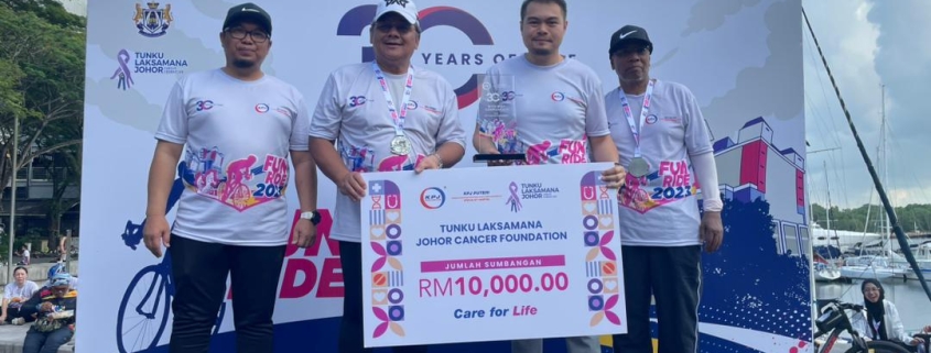 Sumbangan RM10,000 disampaikan oleh Ketua Pegawai Eksekutif KPJ Healthcare Wilayah Selatan, Mohd Azhar Abdullah kepada Ketua Pegawai Eksekutif YKTLJ, Mohd Ikmal Izam Zaini. | FOTO IHSAN, Hospital KPJ PUTERI