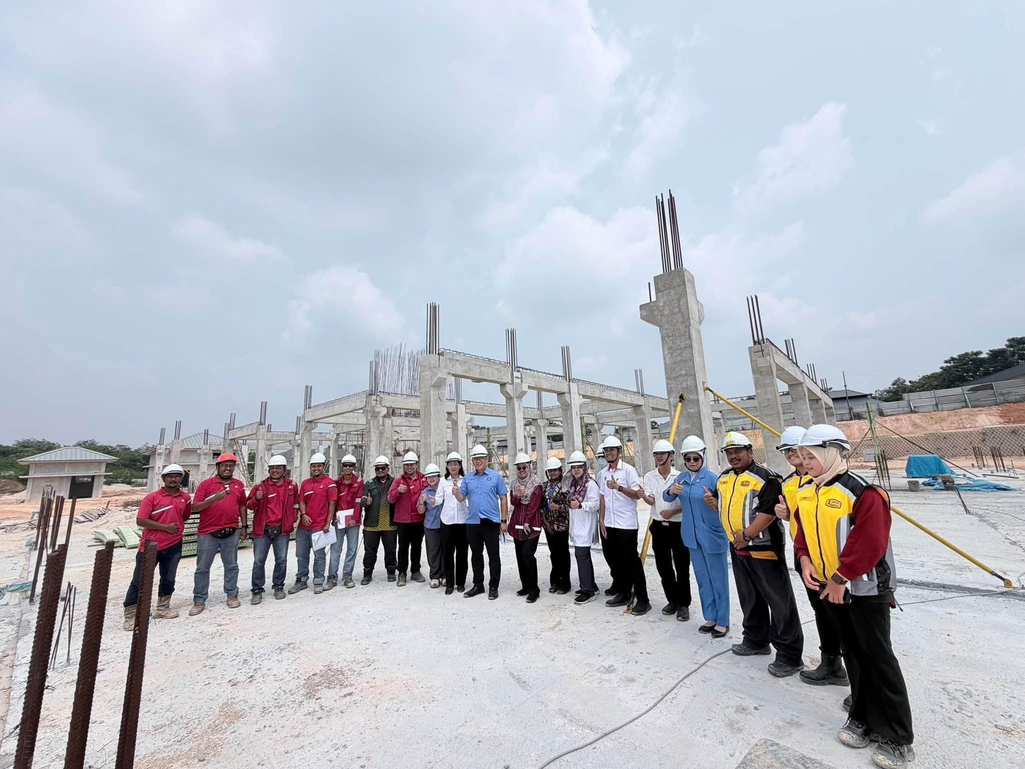 Apabila siap kelak, klinik berkenaan dijangka mampu memberikan perkhidmatan kepada kira-kira 800 pesakit sehari, sekali gus meningkatkan akses serta keselesaan perkhidmatan kesihatan kepada masyarakat di daerah Kluang. | Foto FB Ah Soon