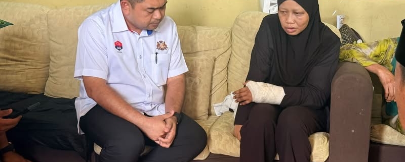 YB Dr. Muhammad Naqib bin Md Ghazali, Pengerusi Jawatankuasa Pendidikan dan Penerangan Negeri Johor, hadir ke Unit Forensik Hospital Pontian dan menziarahi keluarga mangsa di Kampung Parit Haji Siraj bagi menyampaikan ucapan takziah serta sokongan moral kepada keluarga. | Foto FB Dr. Naqib Ghazali